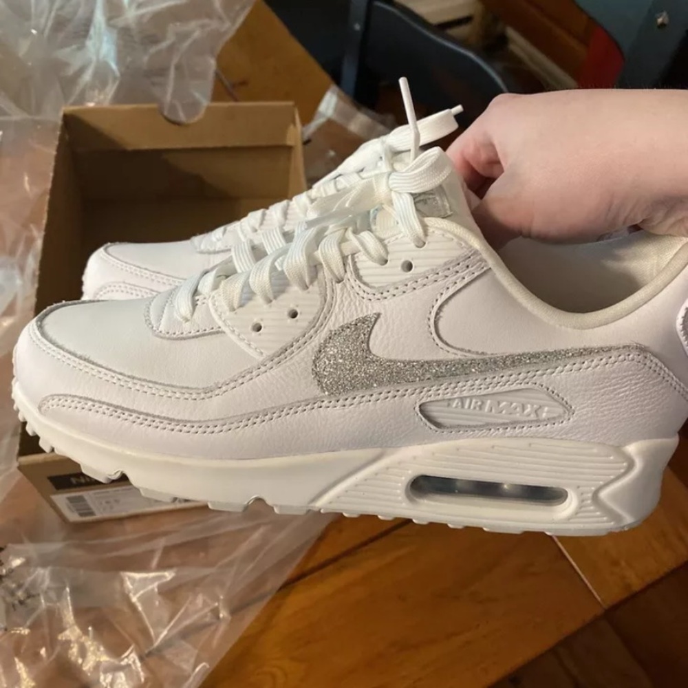 Women’s Nike Air Max 90 SE white/metallic Silver Glitter 8.5 FJ4579-100
